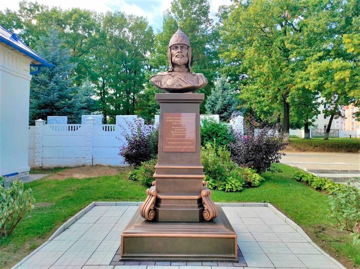 Установлен бюст. Памятник к 800 летию александра невского. в стародубе установили бюст александра невского. надгробие александра невского. посёлок александр невский памятники.