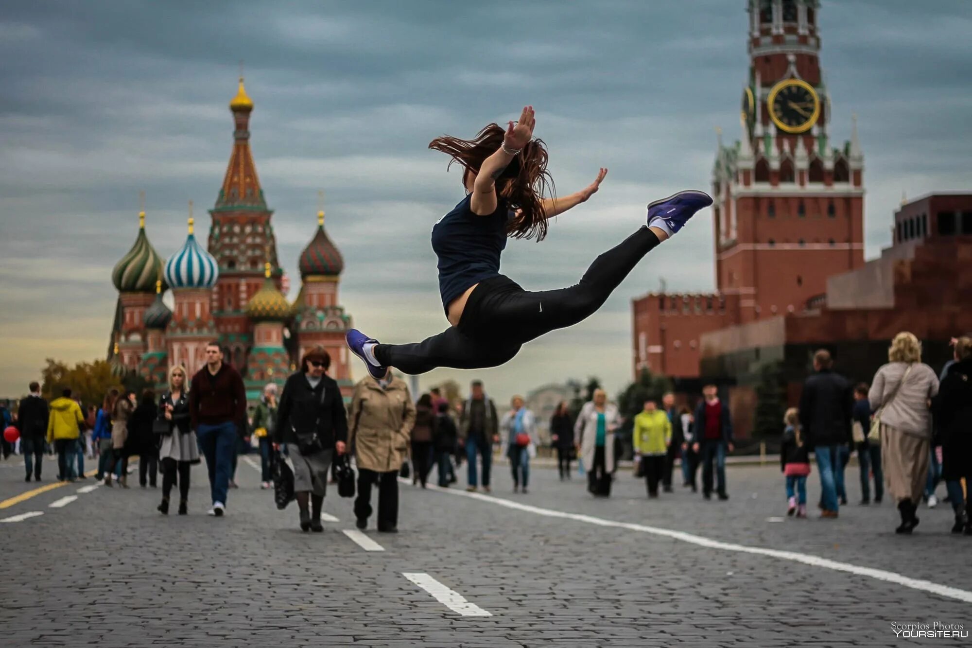 Москва где можно сделать. Фотосессия на красной площади. Москва люди. Люди на красной площади. Красивая девушка на красной площади.