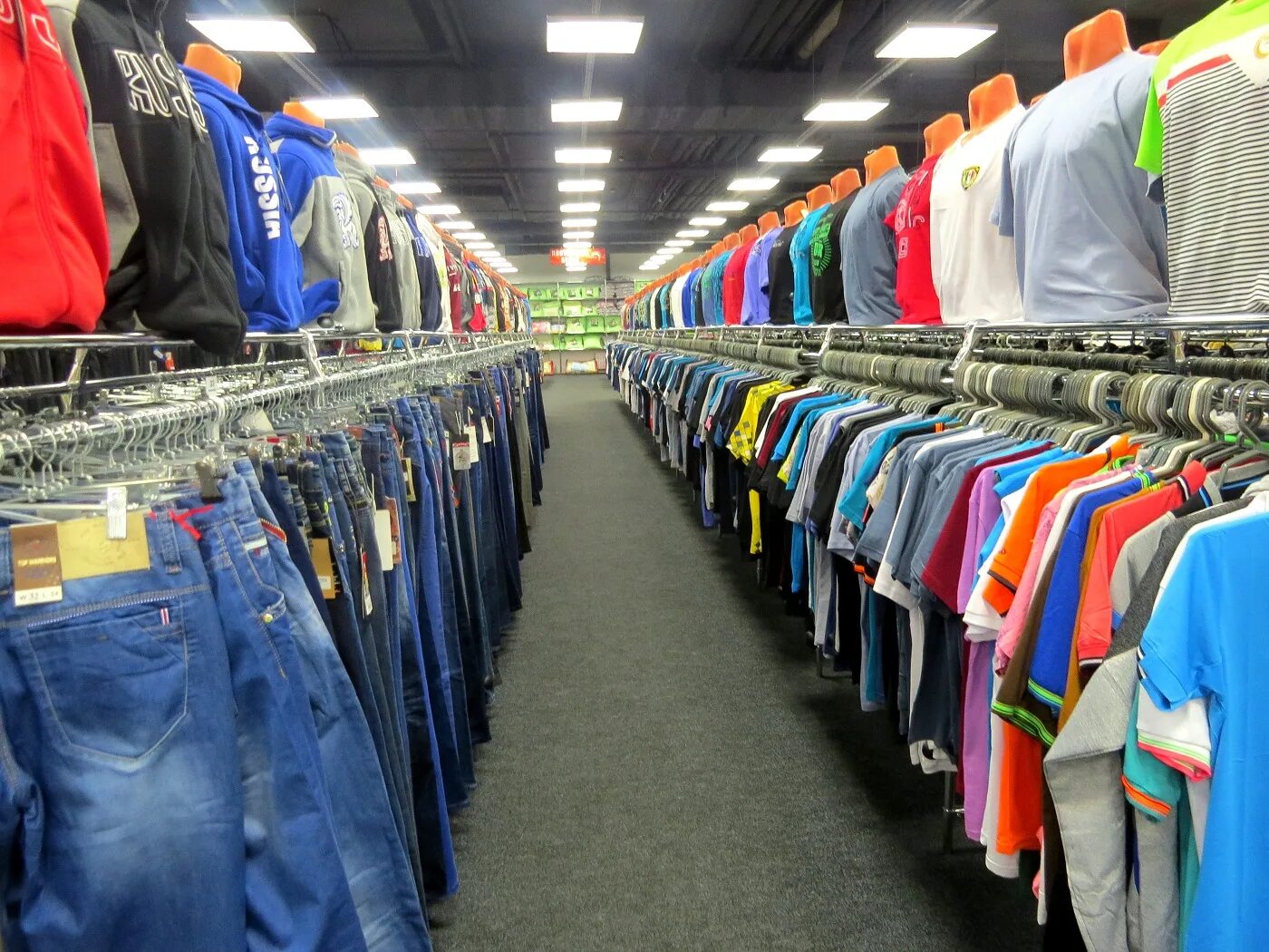 Склад одежды. Оптовый склад одежды. Рынок одежды. Ассортимент одежды.