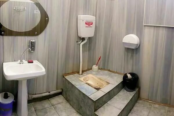 Toilet market io. Аксессуары для туалета современные 2022 года. Унитаз напольный. В цуме платный туалет. Умный унитаз тото.