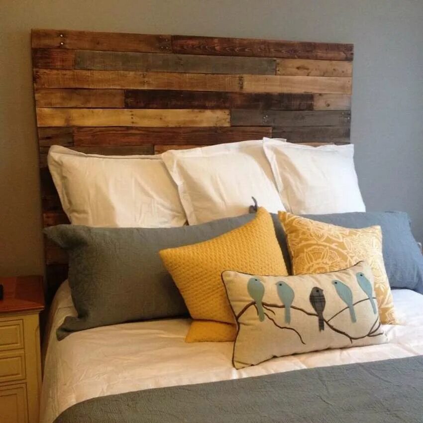 Изголовье кровати из дерева. Wooden Pallet Headboard Backlit. Кровать с деревянным изголовьем. Изголовье из спилов дерева.
