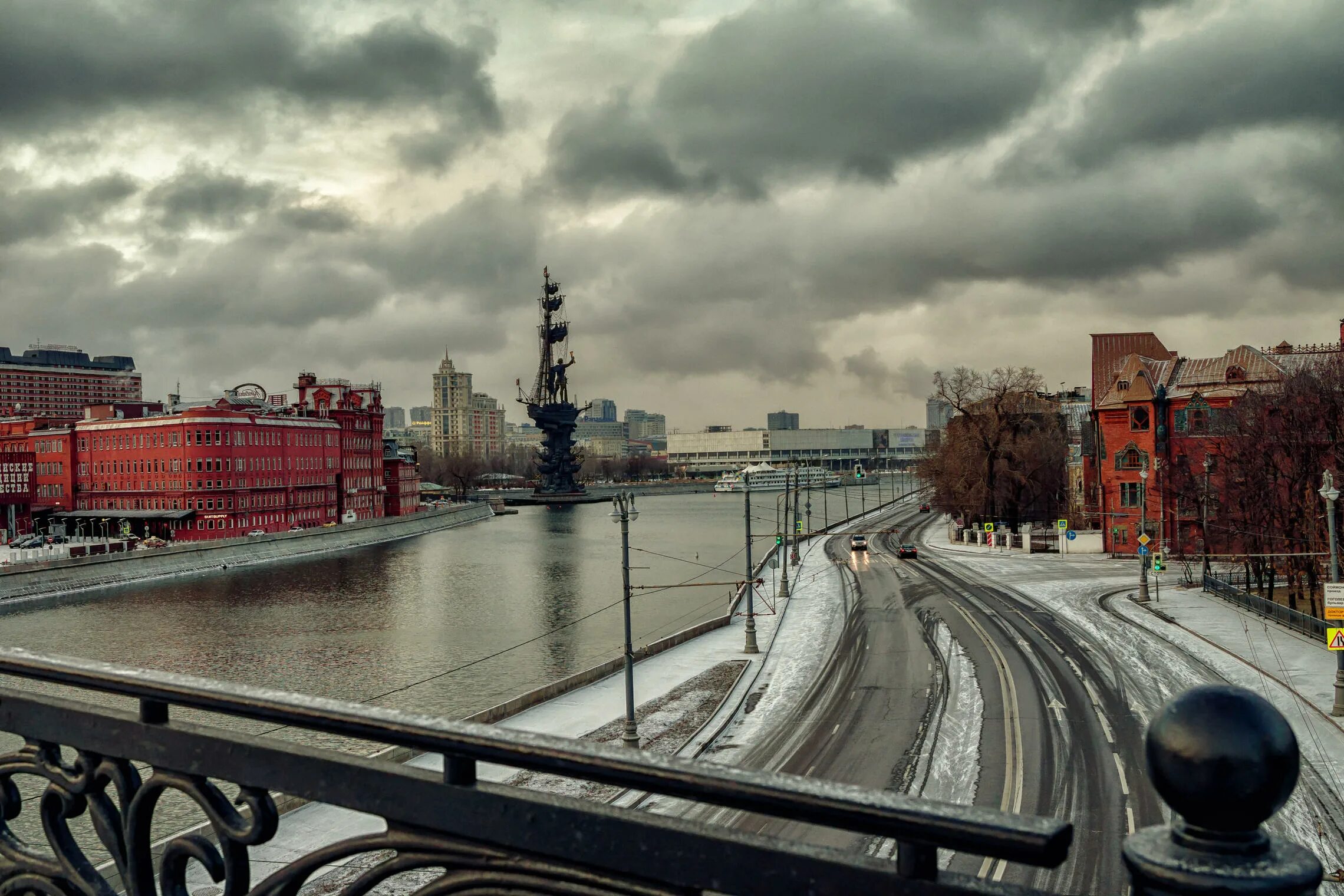 Канал хмурое утро. Хмурое утро в городе. Москва хмурое утро. Серое небо Москвы. Хмурое городское утро.