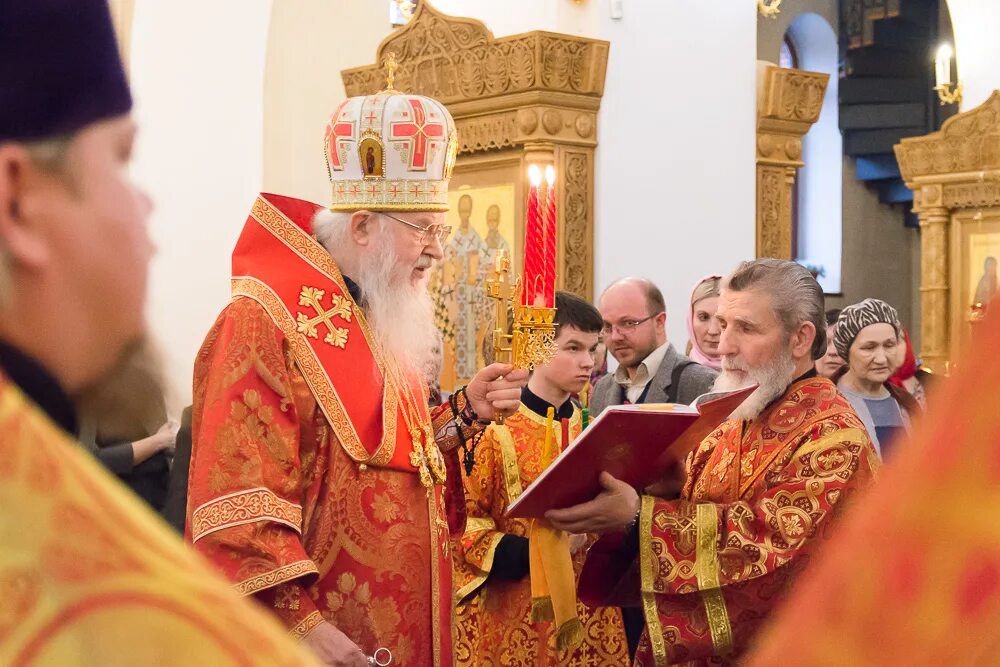 Храм служба в 10. Протоиерей владимир шевко. Богослужение на петра и павла в 2021 троицкий собор. Священники в храме на варварке. Патриарх феофил в храме христа спасителя.