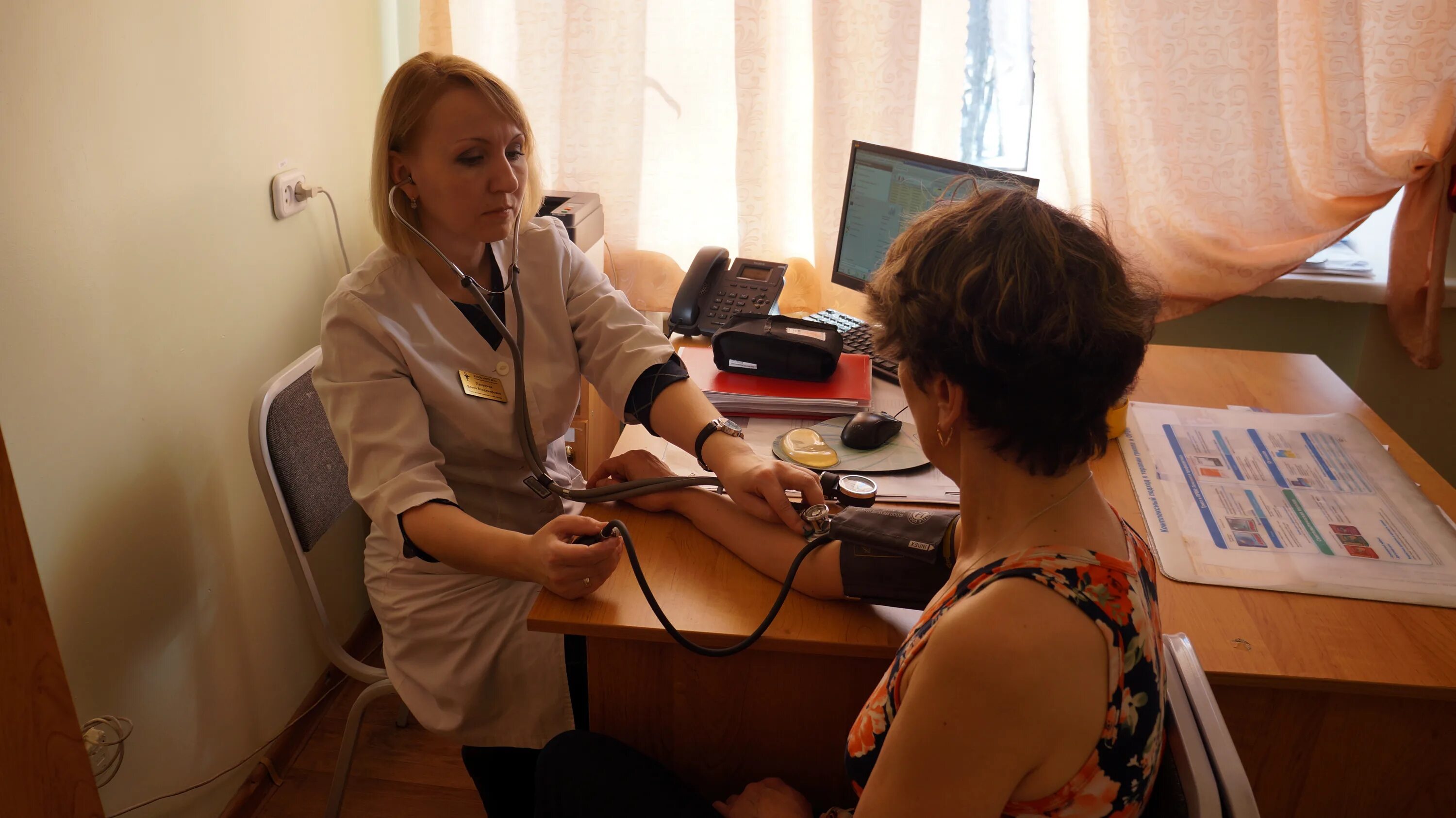 Медицинская вакансии омск. Участковая медицинская сестра. межицинскаясестра участковая. участковая медицинская сестра поликлиники. медсестра на участке.