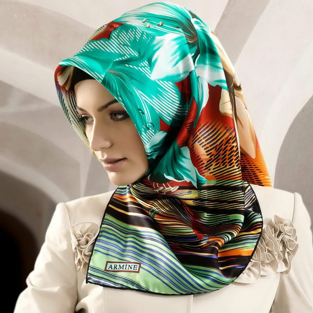 Как называют платки. Арабские платки для женщин. Турецкий платок для женщин. Женщина в платке. Мусульманка в платке.