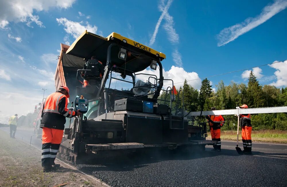 Дорожно строительное производство. Строительство автомобильных дорог. Укладка асфальтобетонного покрытия. Дорожные работы. Дорожно строительная отрасль.