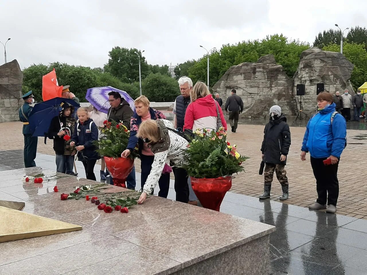 22 июня возложили цветы к памятнику. Мемориал вечный огонь екатеринбург. Торжественное возложение цветов. Самара возложение цветов 6 мая 2022. 22 июня возложили цветы к памятнику.