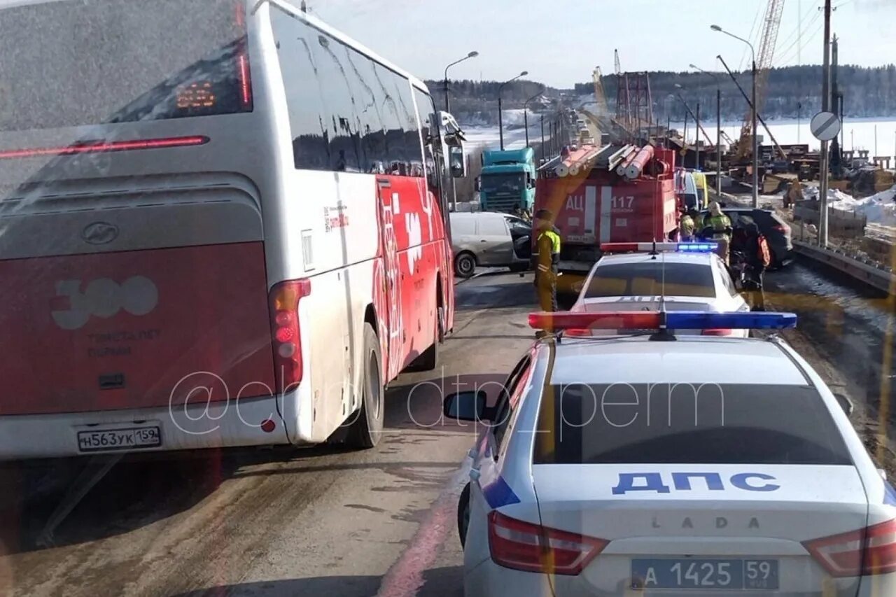 Первая передача 24.03 2024. Авария на Чусовском мосту Пермь. ДТП Пермь на Чусовском мосту.