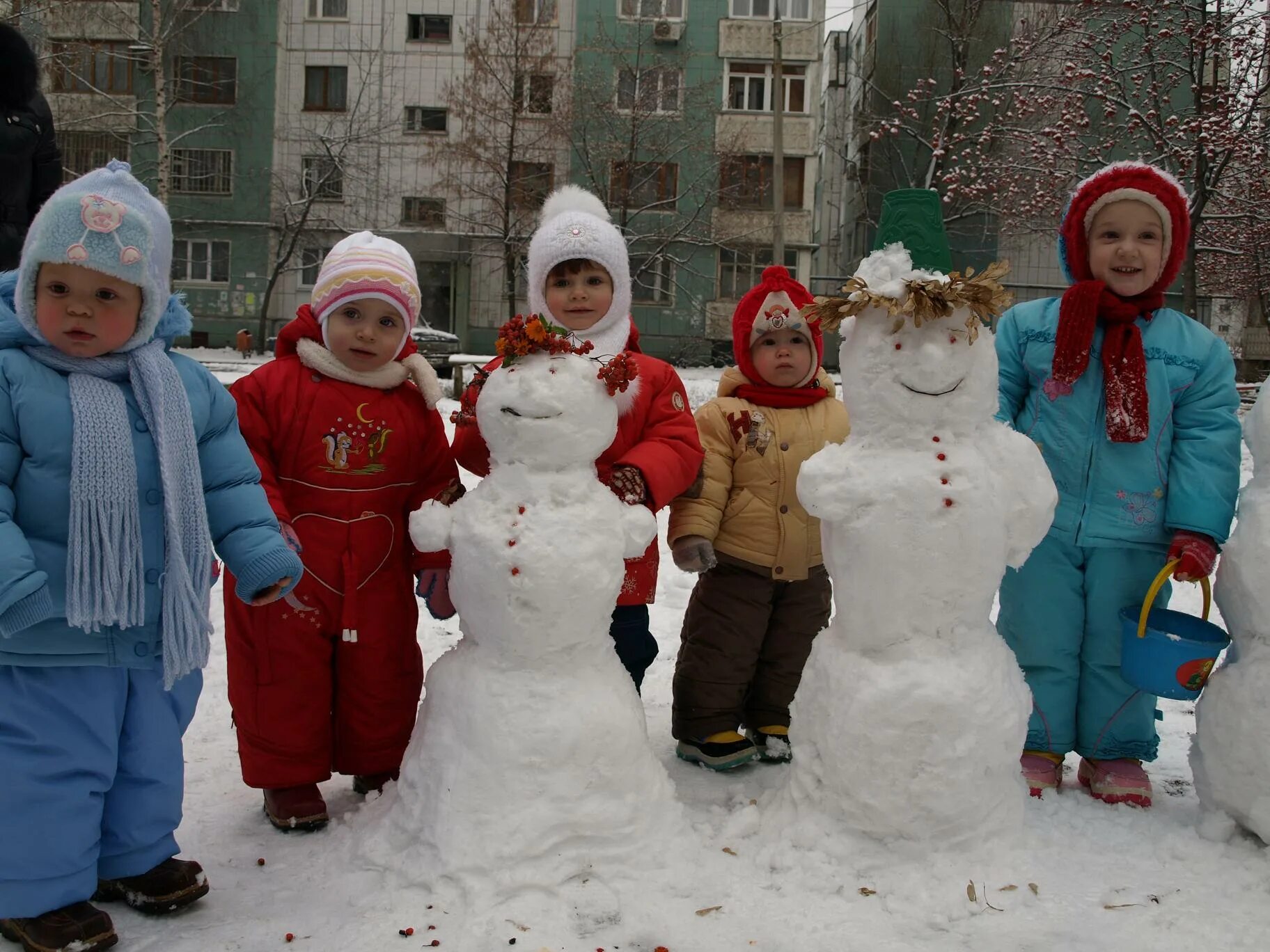 Лепить снеговика зимой. Снеговик на улице. Снеговик в детский сад. Снеговик во дворе. Дети лепят снежную бабу.