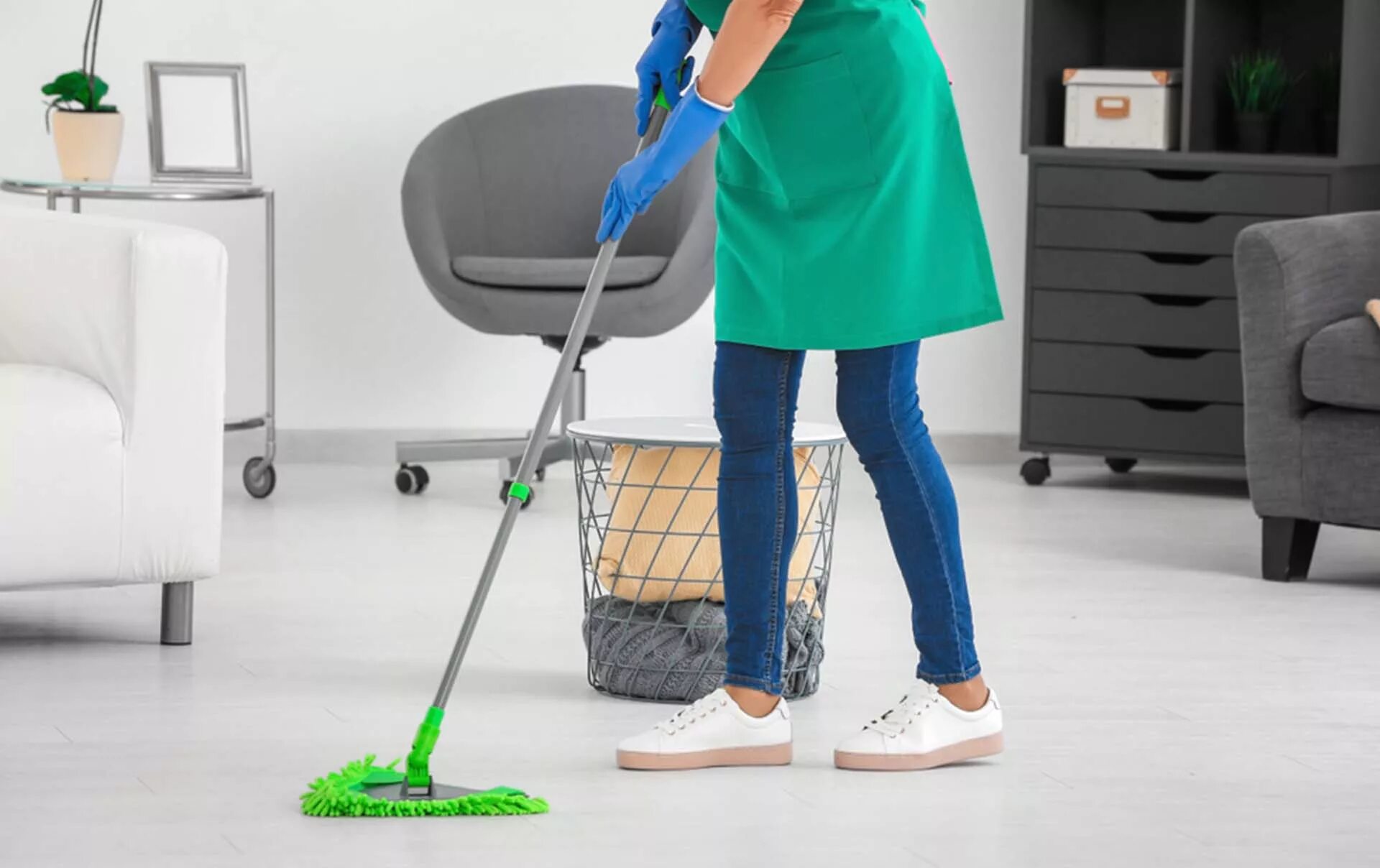 Женщина моет пол. Женщина со шваброй. Мыть полы чужом. Уборка по дому. Швабра для мытья пола.