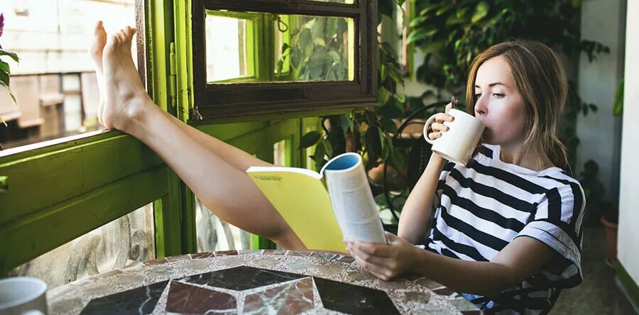Уютный плед камин. Чтение в кофейне. Чашка в руках. Фотосессия в кофейне. Девушка с книгой.