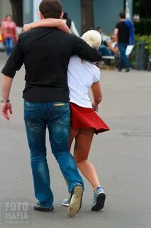 Поднимает мини юбку