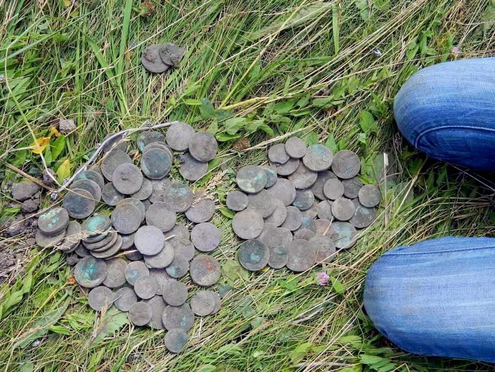 Клад монет Екатерины. Царские монеты находки. Клад серебряных монет. Клад царских монет.