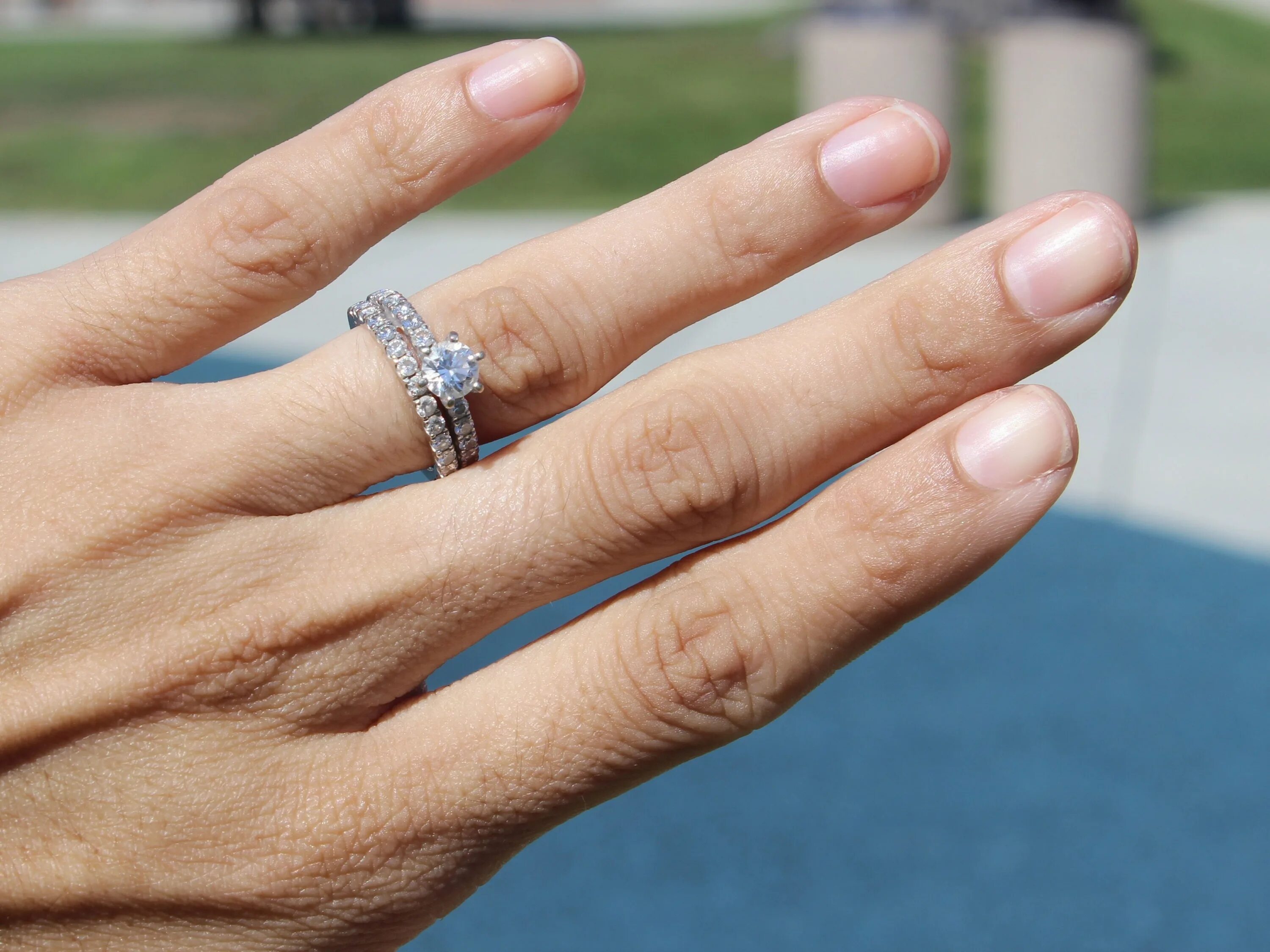Обручальное и помолвочное кольцо. Обручальное и помолвочное кольцо вместе. Обручальное кольцо на пальце. Помолвочное кольцо на пальце.