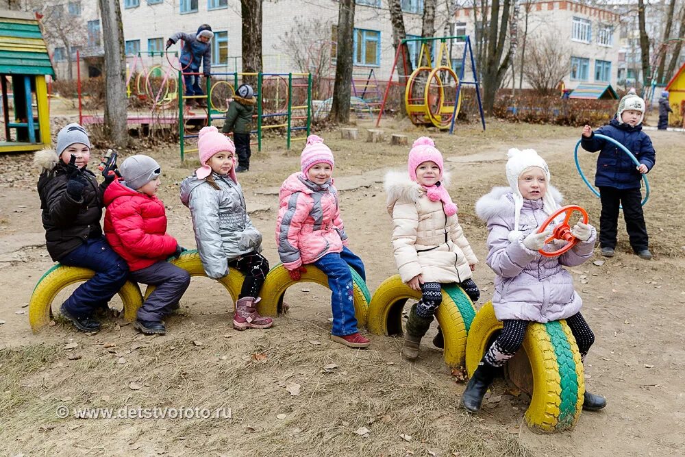 Дети на прогулке в детском саду. Дети в детском саду на улице. Прогулка на улице в детском саду. Дети в садике на прогулке.