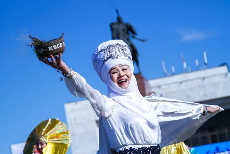 Праздники киргизов. Традиции Нооруз Киргизия. Бишкек Нооруз празднование. С праздником Нооруз на кыргызском. Нооруз алас.