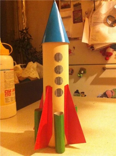 Ракета из картона ко дню космонавтики. Ракета поделка. Поделка ракета для детского сада. Поделка ракета из бумаги. Детский макет ракеты.