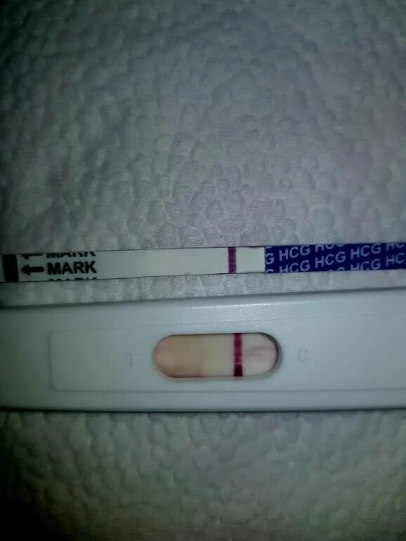 Мажет вместо месячных тест отрицательный. Тест полоски при беременности 1 день задержки. Задержка месячных. Отрицательный тест на беременность. Задержка тест отрицательный.