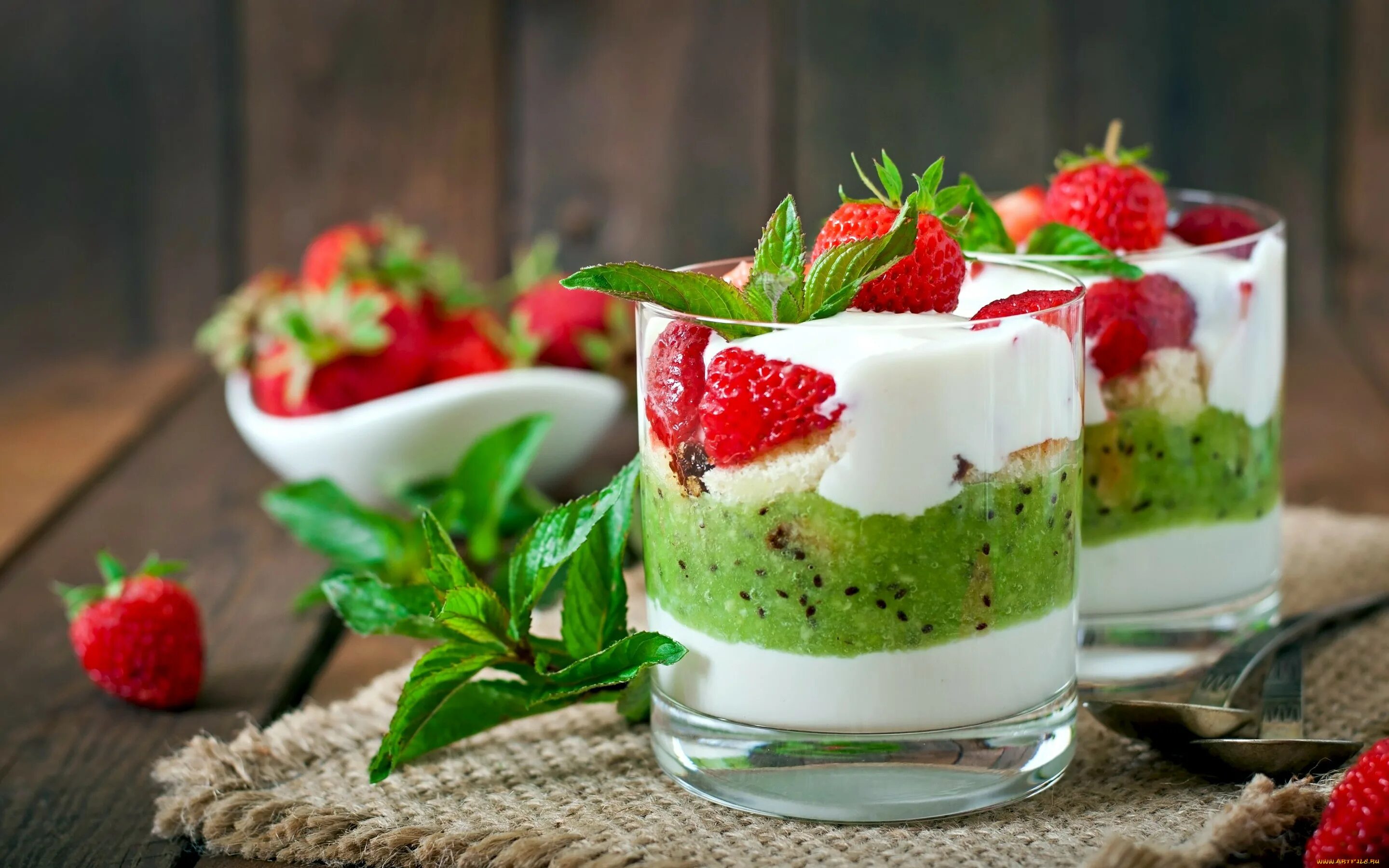 Творожно клубничный десерт. Сладости десерты напитки. Panna cotta strawberry. Крем фреш французский десерт. Десерт с клубникой и творогом.