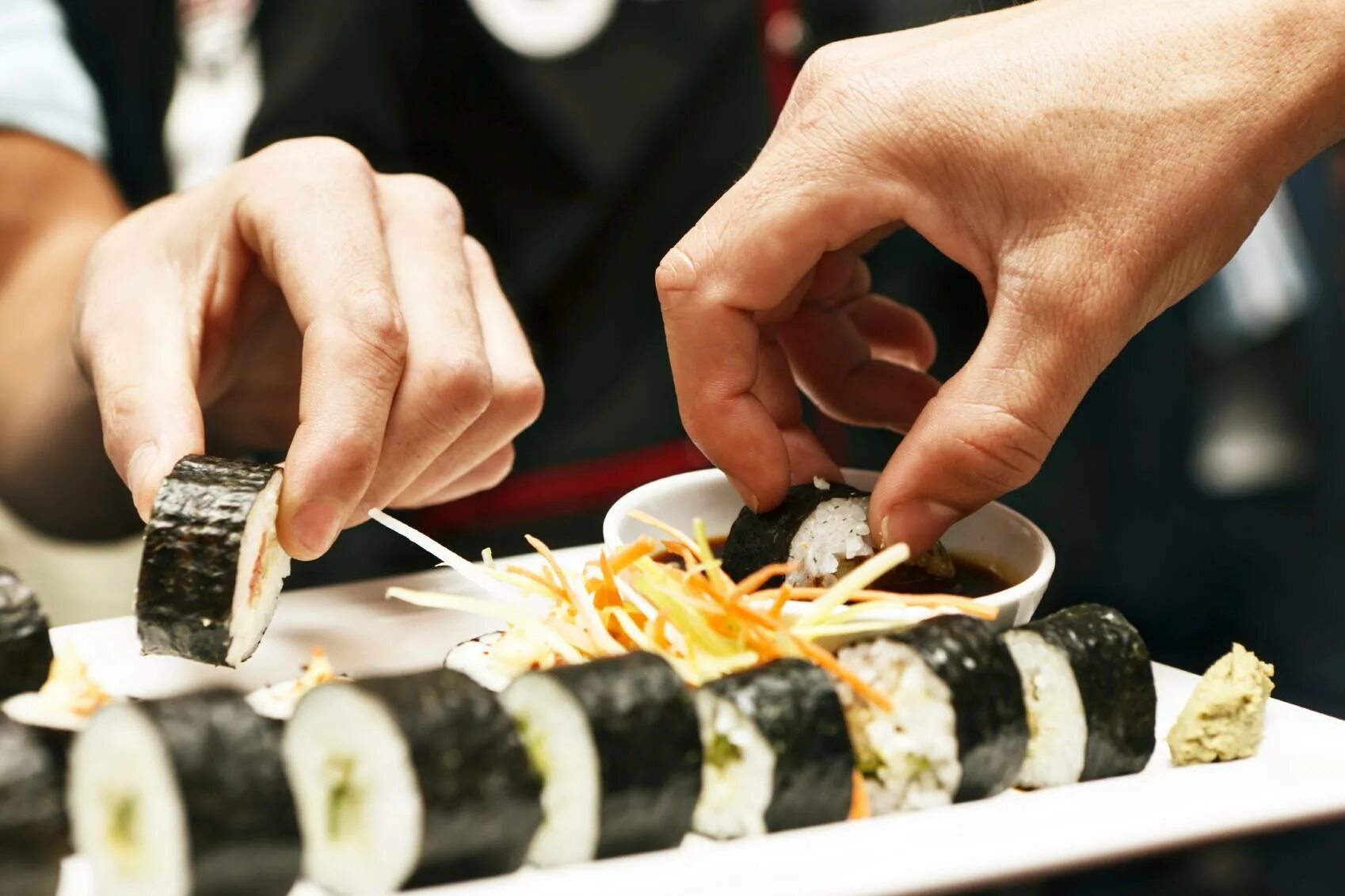 Самая высокая система суши. Суши руками. Суши едят руками. Поедание роллов. Роллы в руках.