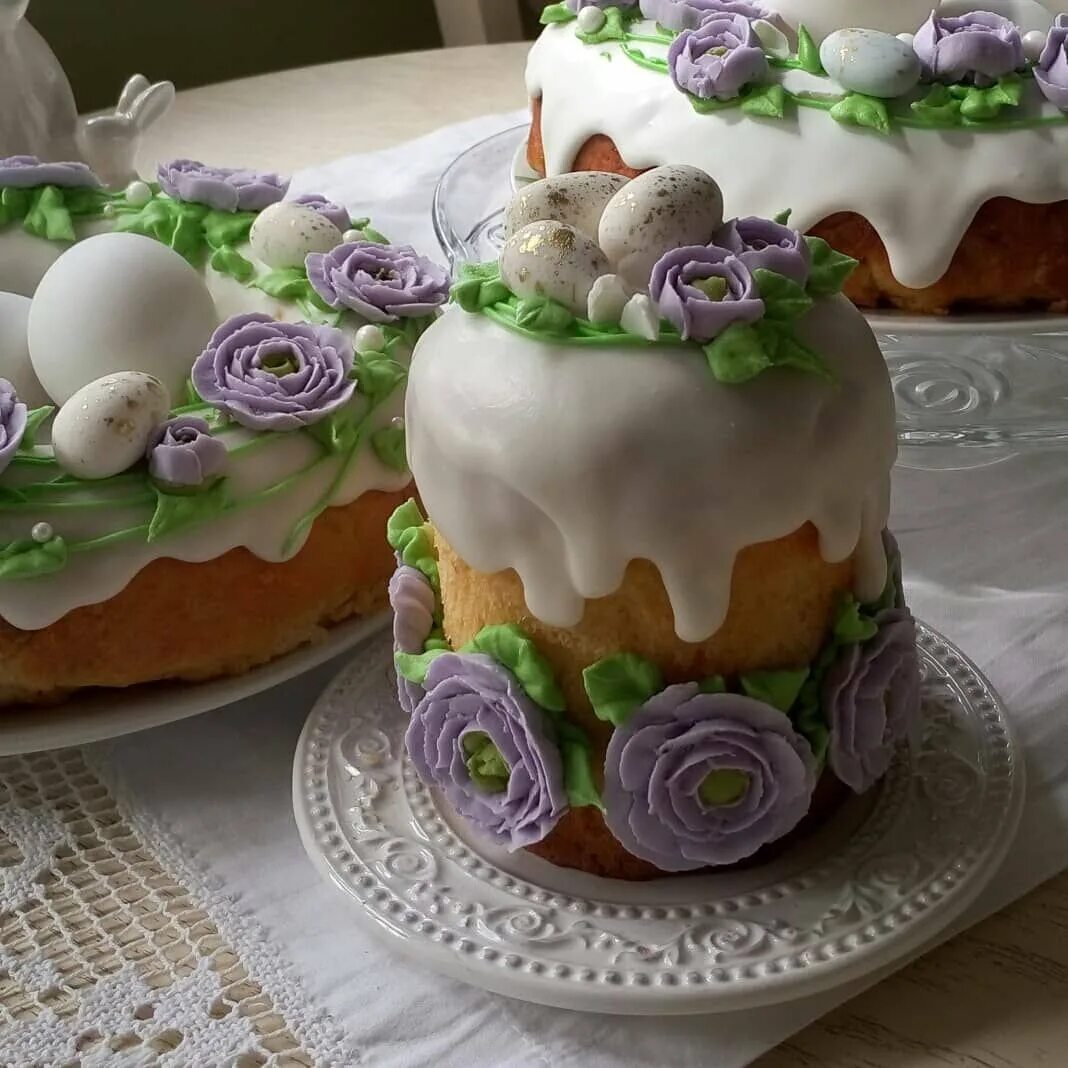 Украшение куличей. Декор куличей бзк. Украшение куличей. Необычный декор куличей. Украшение куличей мастикой.