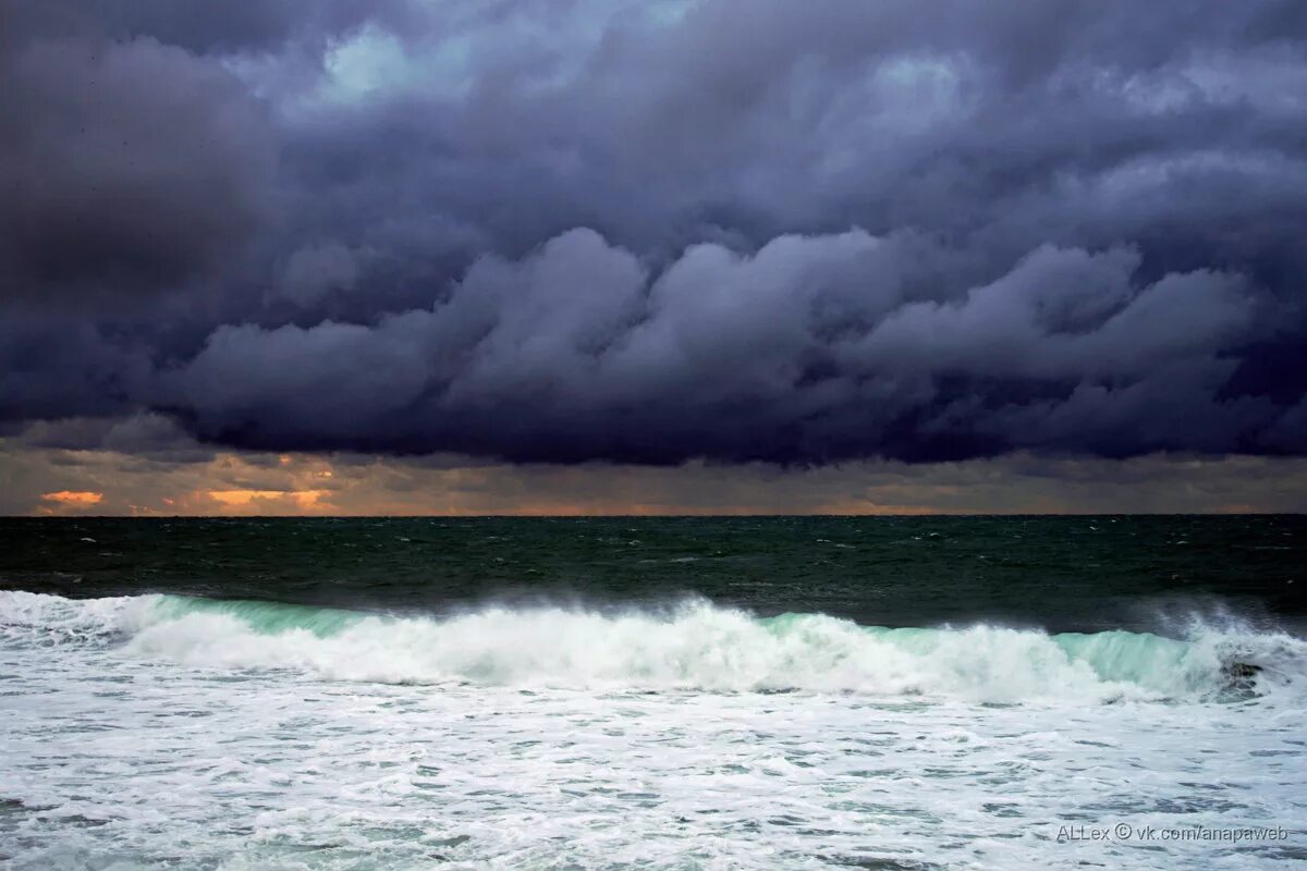 Шторм тучи. Шторм. Грозовые тучи над морем. Море шторм. Облака над морем.