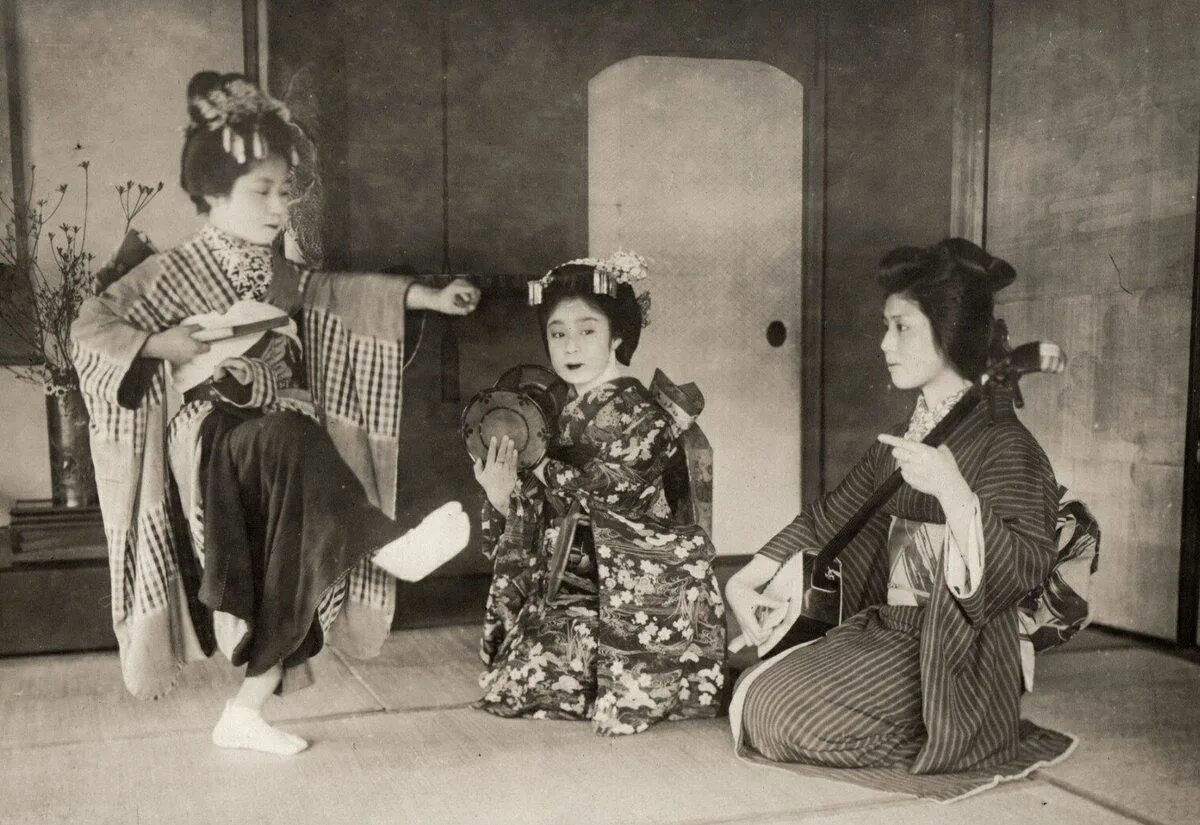 Гейша саюри нитта. Фурисодэ кимоно гейша. Taisho era. Гейши в древней японии. Чжан цзыи мемуары гейши.