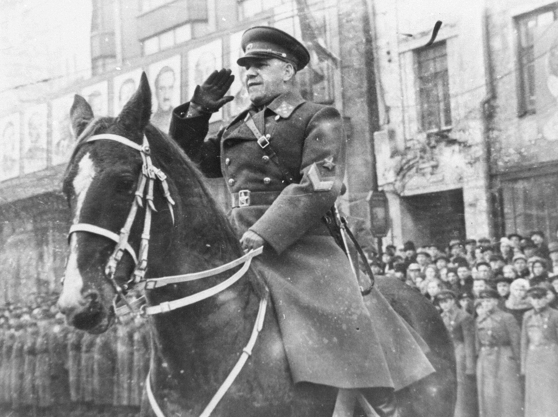 Маршал парад. Маршал жуков 1945.