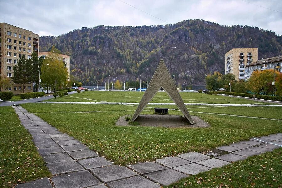 Пионерская площадь Дивногорск. Дивногорск Красноярский край памятник. Памятник палатка Дивногорск. Достопримечательности Дивногорска Красноярского. Дивногорский городской красноярского края