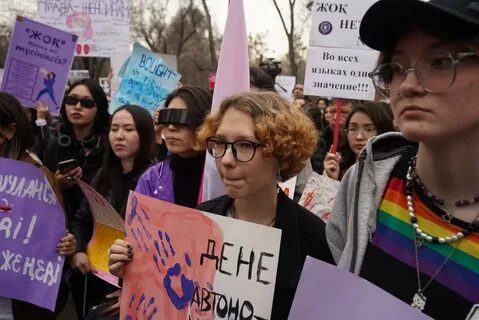 Парень заехал в митинг феминисток