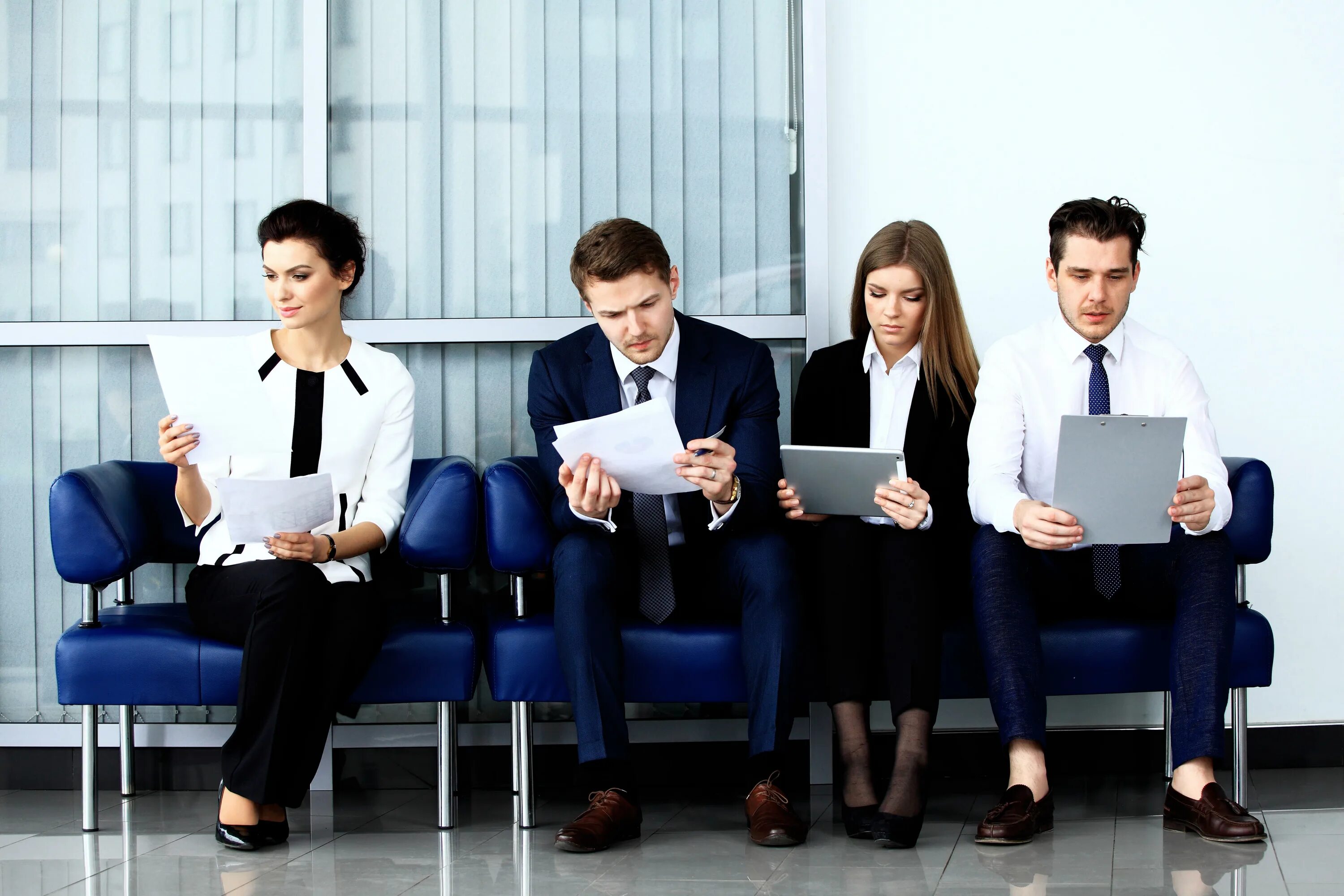 Парень на собеседовании. People is interviewed. Очередь на собеседование. Собеседование креатив. Разговор мужчины и женщины.