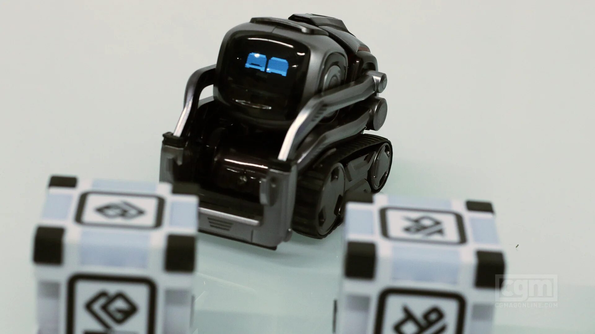 Маленький квадратный робот. Кузьма робот козмо. робот квадратный cozmo. cozmo (toy) review a magical robot buddy. анки козма.
