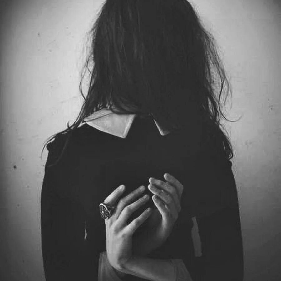 Черно белые картинки девушек без лица. Девушки со спины на аву. Блондинка черно белое. Черно белые картинки девушек без лица. Девушка с длинными волосами в постели.