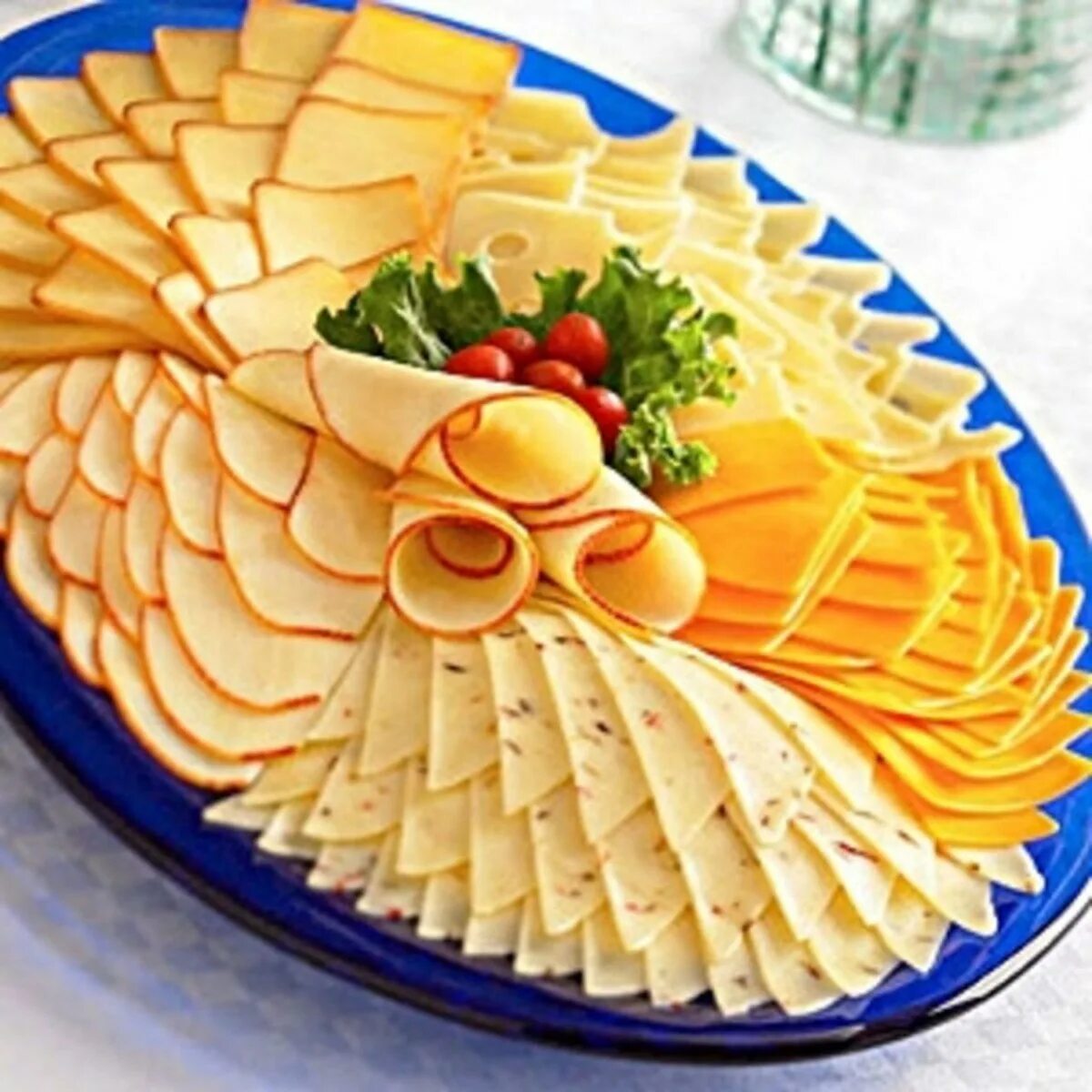 Как нарезать сыр на стол. Сырная нарезка красиво. Сыр нарезка. Сырная нарезка на праздничный стол. Южный рынок электросталь.