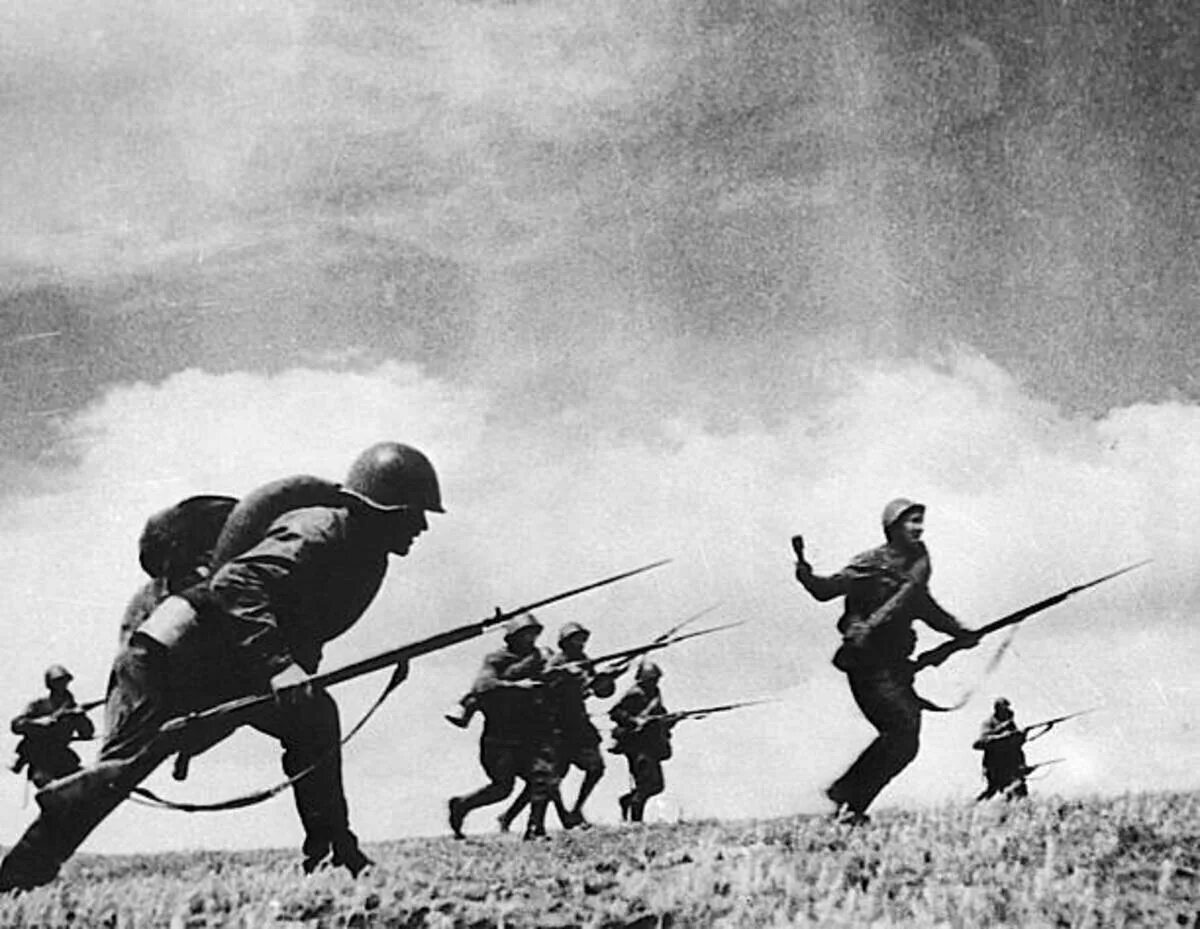Защитники Великой Отечественной войны. Наши солдаты в бою 1941. Солдат защищает родину. Защитники Родины 1941.