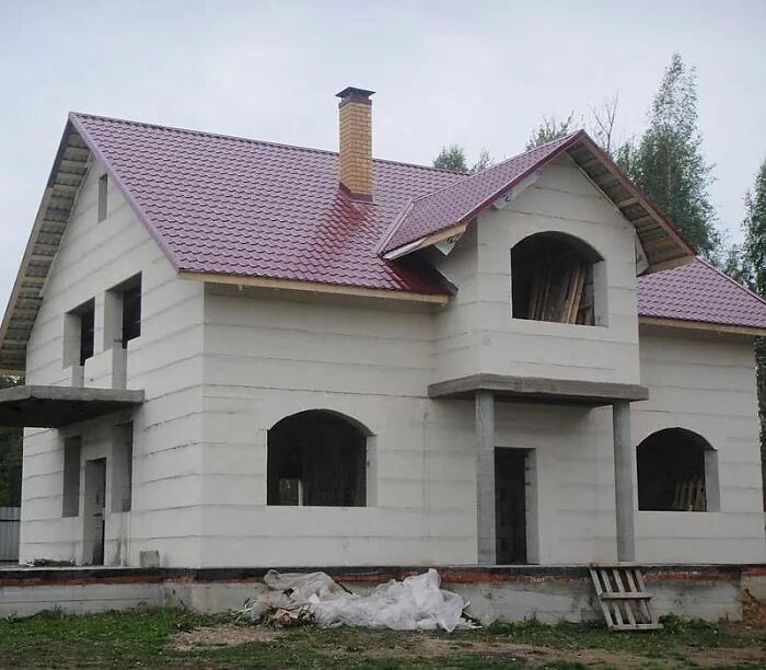 Одноэтажый дома из газобетона. Газобетонный дом. Дом из пеноблоков. Оштукатуренный фасад. Дачный домик из блоков.