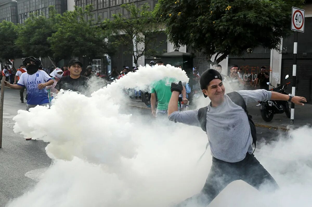 Акции перу. Акции перу. Протесты в перу 2022. Старый герб перу на монетах. В перу объявили чрезвычайное положение из-за протестов.