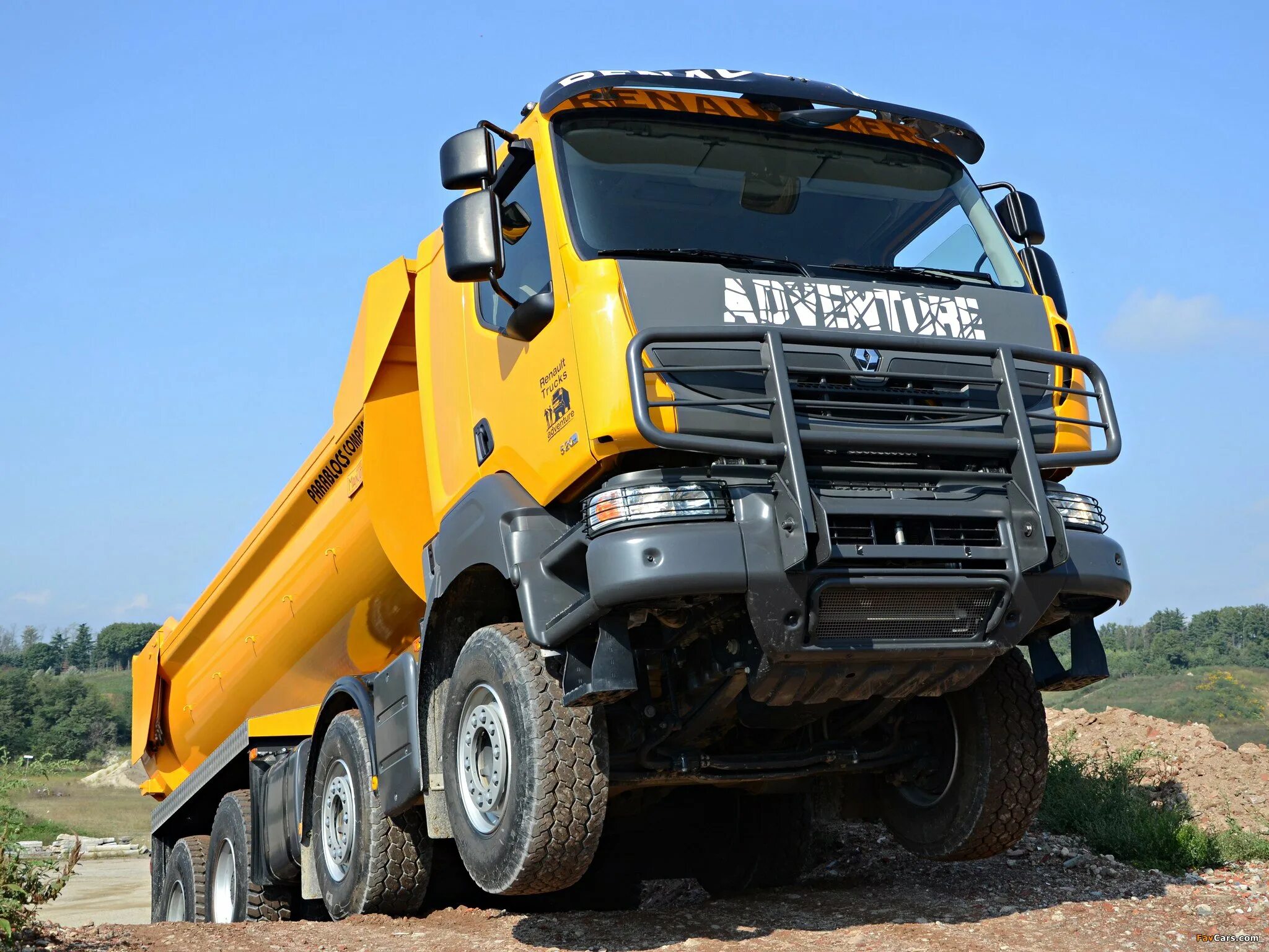 Самосвал renault. Renault Kerax самосвал. Рено самосвал 8х4. Renault Kerax 6x6. Renault k 8x4 самосвал.