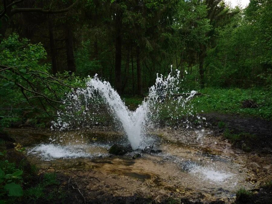 Родник 18. Родник Студеный ключ Токмакла. Природный фонтан. Источник воды. Фонтаны Родники.