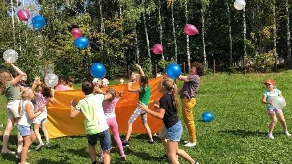 Досуговая площадка для детей. Лагерь для детей афиша. Летняя досуговая площадка для детей. Развлекательная программа летом для детей. Спортивные соревнования на свежем воздухе.