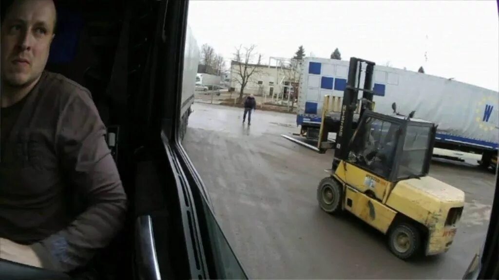 Езда задним ходом на камазе с прицепом. Езда задом на фуре. Парковка полуприцепа задним ходом. Фура задним ходом. Фура в повороте.