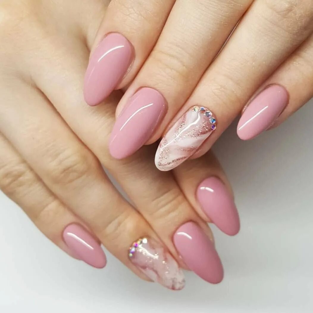 нюдовый маникюр 2023 миндаль. нюдовый маникюр 2022 миндаль. нежный маникюр 2024 миндаль. маникюр на миндальную форму. нюд 2020 миндаль.