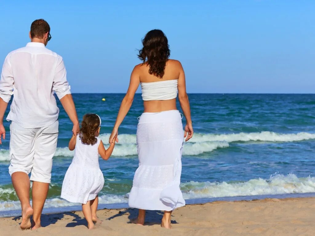 Дочка папа на пляже. Семья на море. Счастливая семья со спины. Семейная фотосессия на море с ребенком. Семья на пляже.