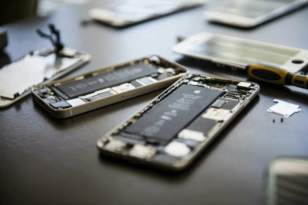 Неисправности смартфона. Iphone 13 Repair. Repair iphone 13 Pro. Починка смартфона. Разобранный смартфон.