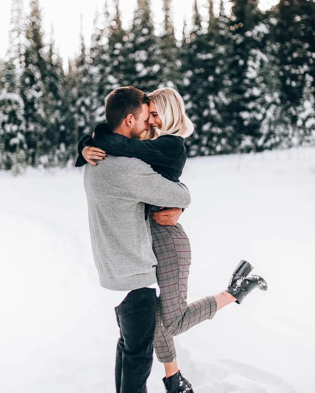 Парные фото зимой Romantic Winter Engagement Session in Calgary Winter wedding outfits, Winter eng