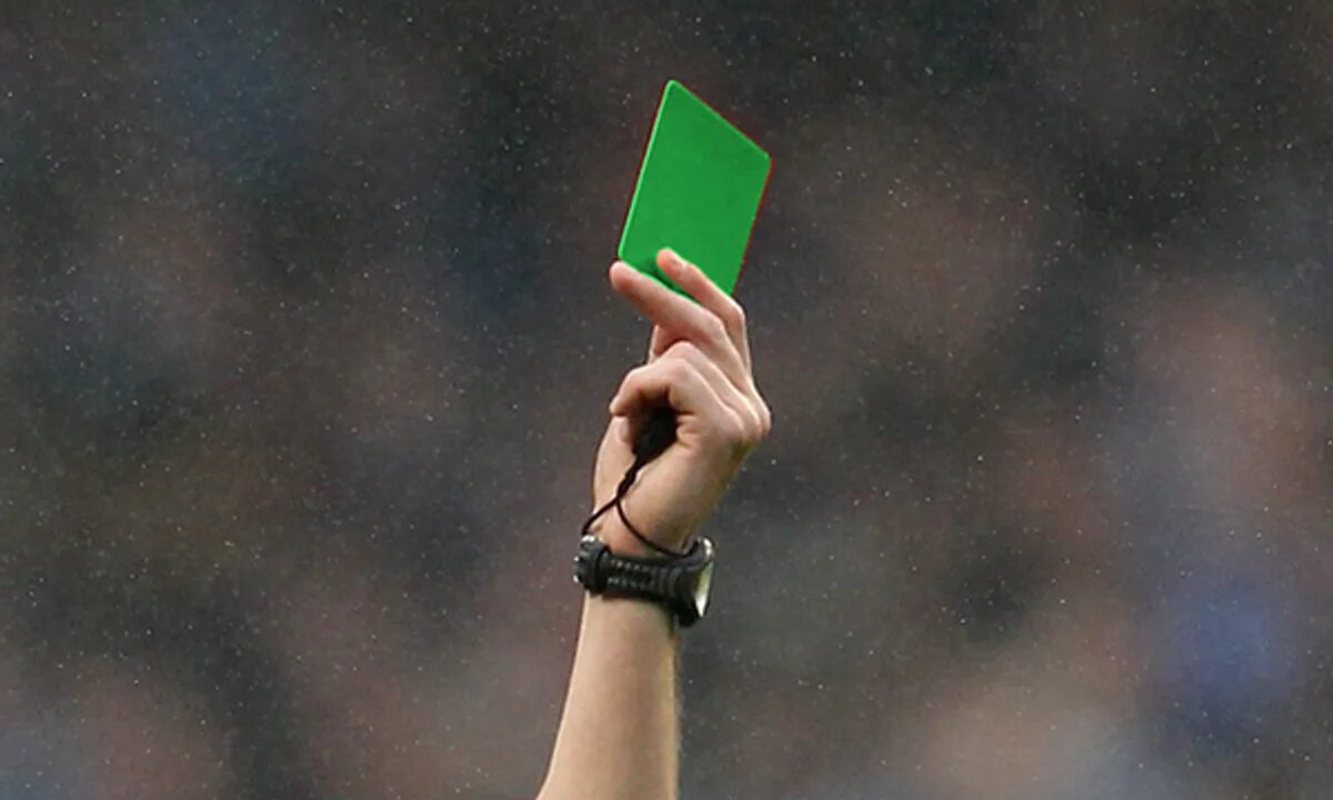 Зеленая карточка. Зелёная карта в футболе. Желтая и красная карточка в футболе. Футбольные карточки.