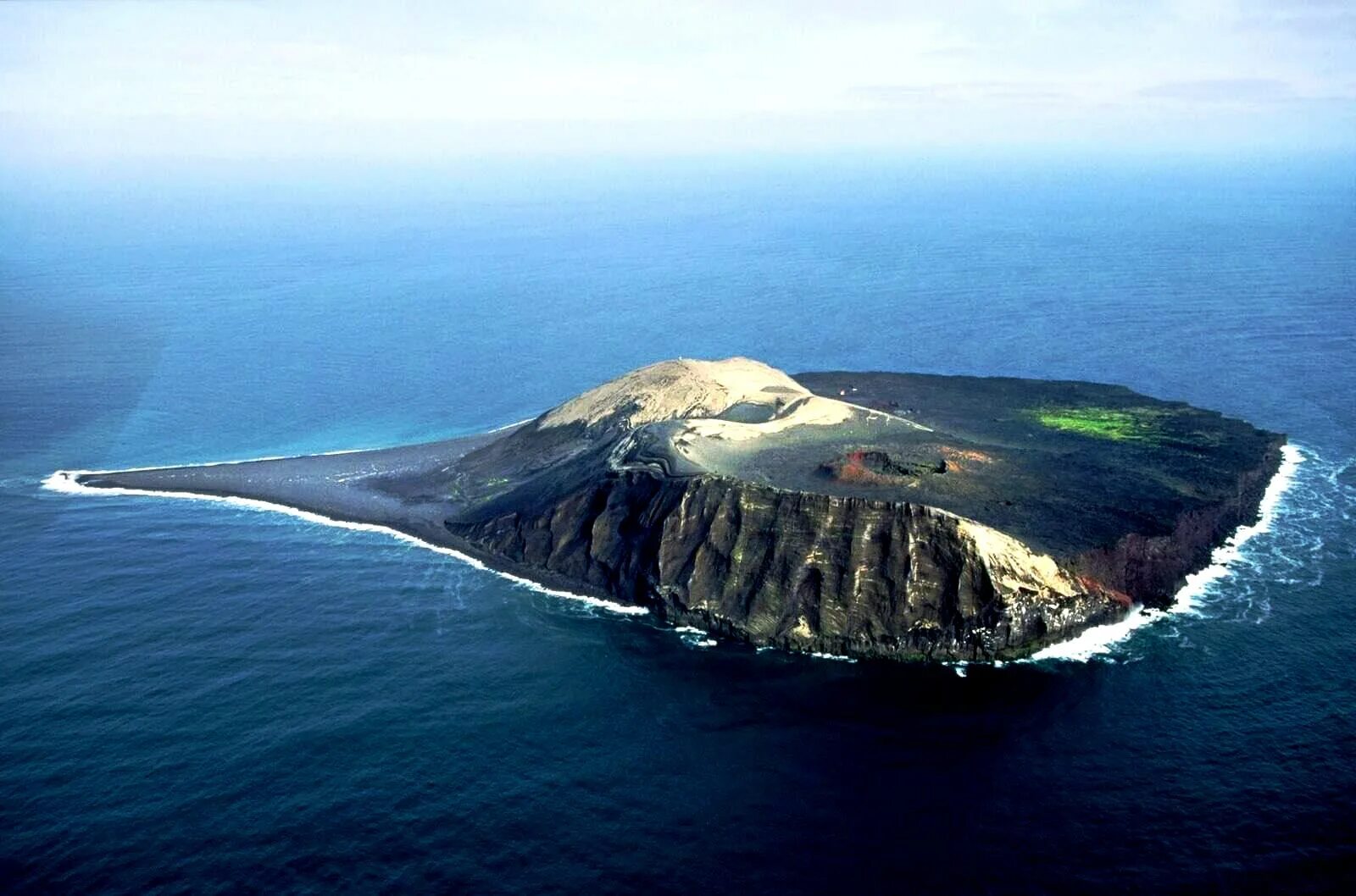 Плотный остров. Остров Суртсей Исландия. Остров Аогашима. Суртсей Исландия ЮНЕСКО. Вулканический остров Суртсей.