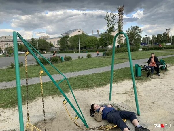 Ребенок упал с качели и ударился. Качаться на качелях. Ребенок упал с качелей и разбил губу. Качели для инвалидов. Ребёнок упал с качели ударился.