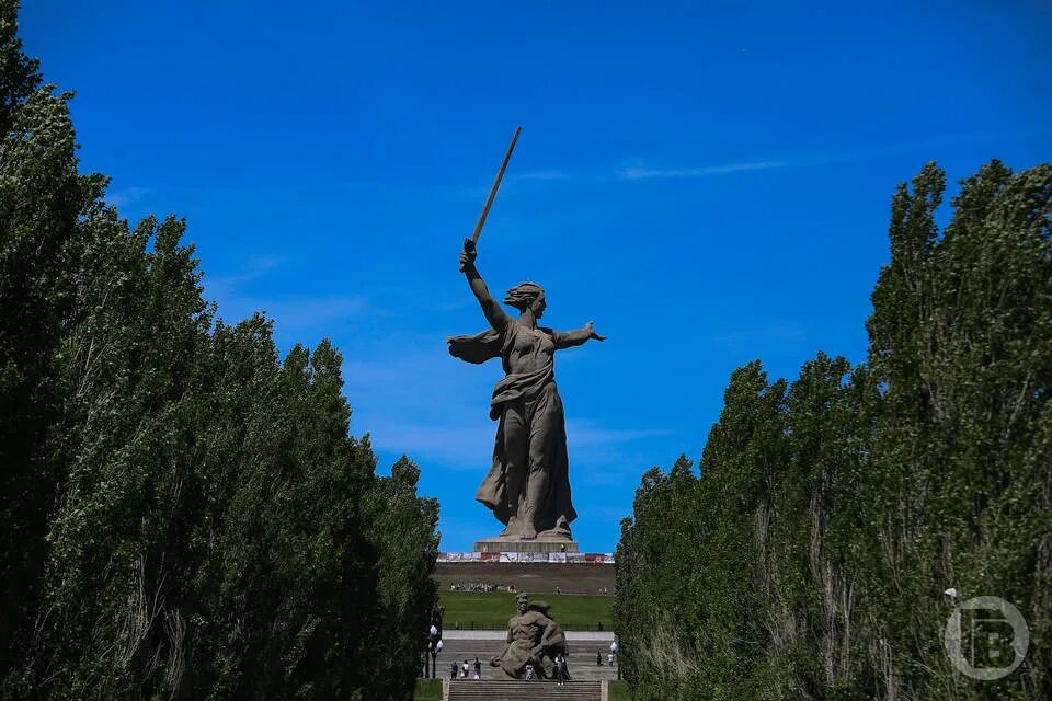 Родина мать москва. Памятник Родина мать в Москве. Скульптура художника Олега Кулика «большая мать». Родина-мать Волгоград 2022.