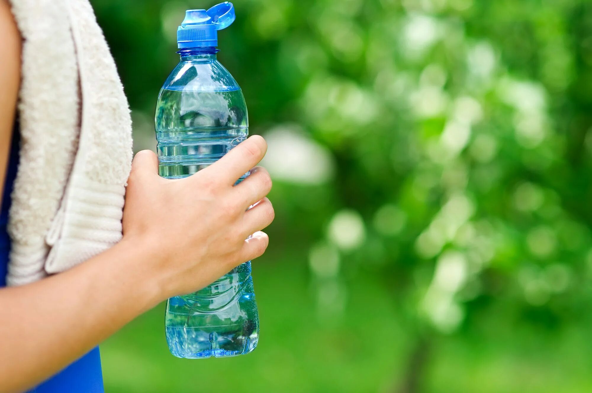 Бутылка для воды. Чистая вода. Чистая питьевая вода. Бутылка воды в руке.